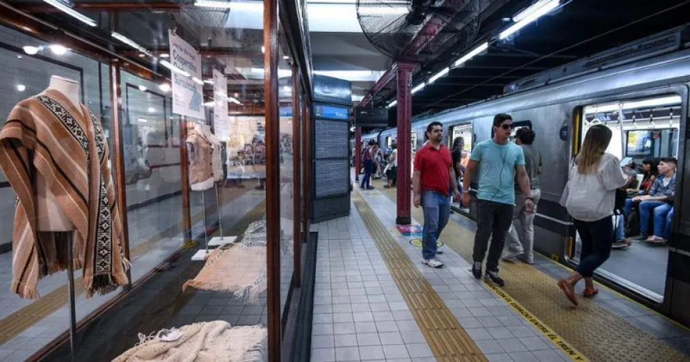 Artesanías originarias de la línea sur rionegrina en la estación Congreso del subte A