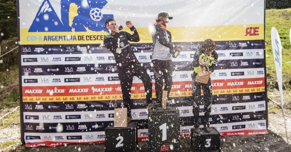 Podio Elite Pro en cerro Bayo. (Foto: Fabián Arriagada)