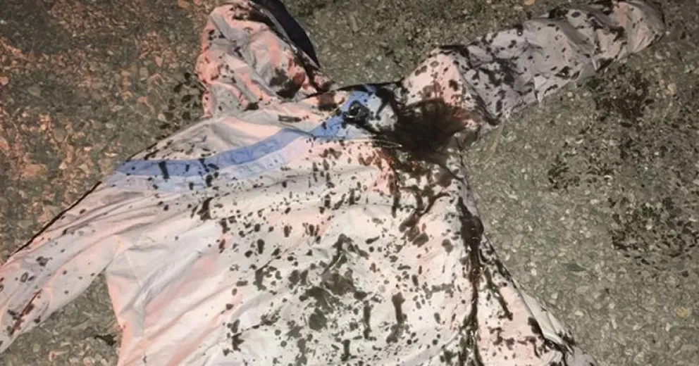 Fueron agredidos por cuatro encapuchados y lo denunciaron en redes sociales