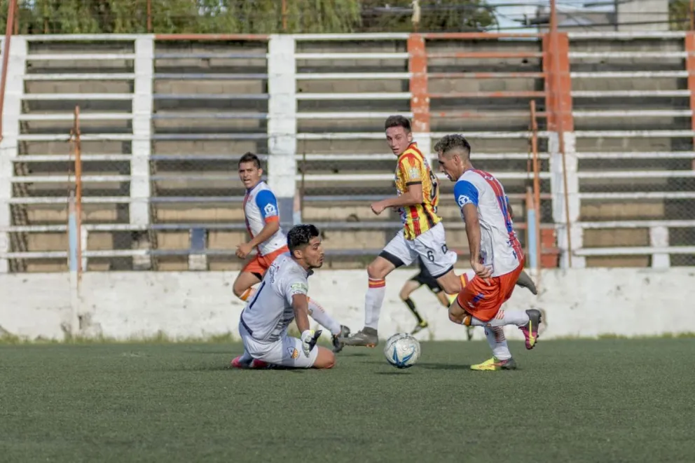 Cruz del Sur erró muchos goles y lo pagó caro. (Foto: Carlos Mir)