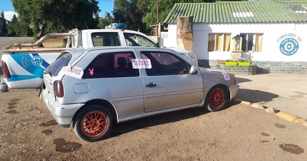 Se encontraba en completo estado de ebriedad dentro de su vehículo estacionado