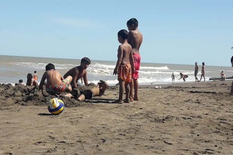 Playa y actividades recreativas para niños de los CAINA de Bariloche, Viedma y General Roca