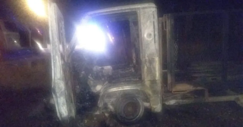 Un camión se prendió fuego y no logran dar con el dueño