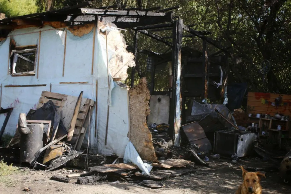 Golpeó a su expareja y le incendió la casa antes de irse