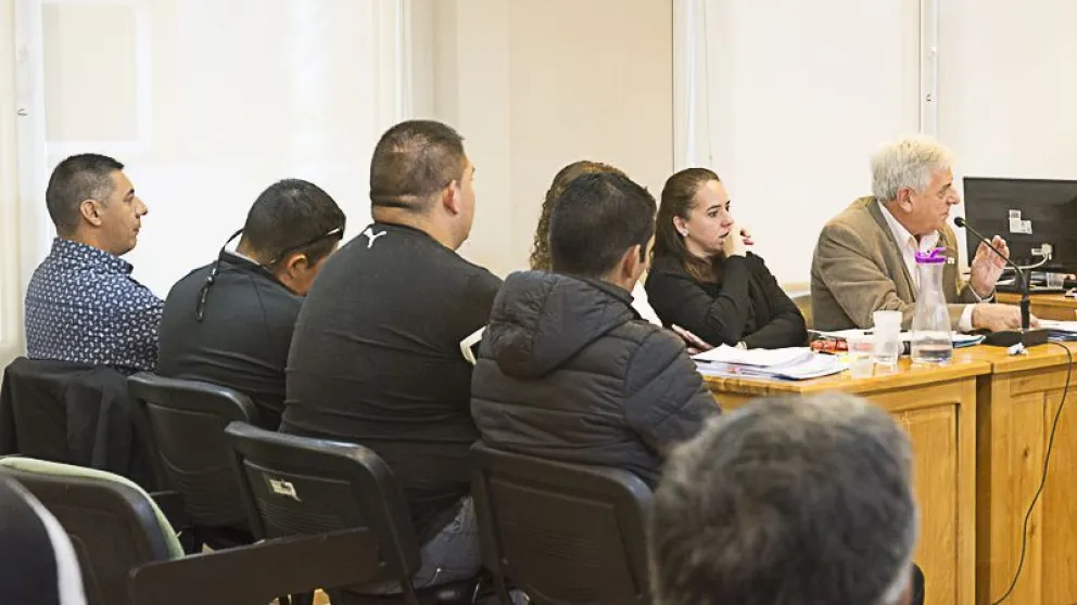 Los efectivos policiales esperan la decisión del Tribunal.