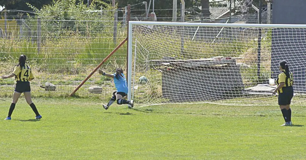 En la B, El Team ganó con dos menos y Deportivo Italiano le pisa los talones