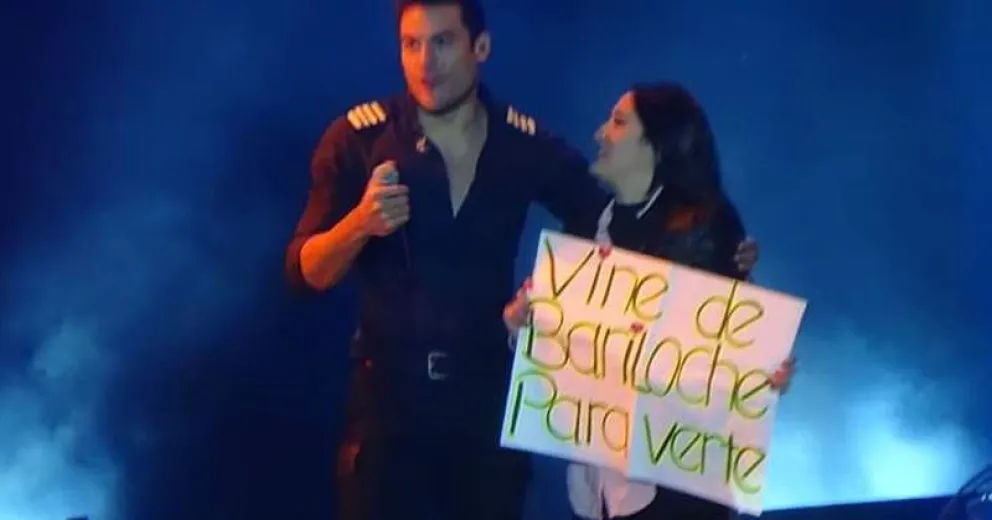 Una fanática barilochense subió al escenario con Carlos Rivera