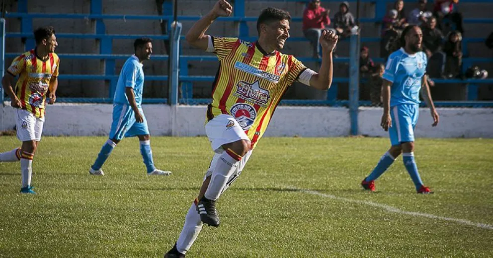 "El Pampa" Gómez, metió tres de los cinco goles.