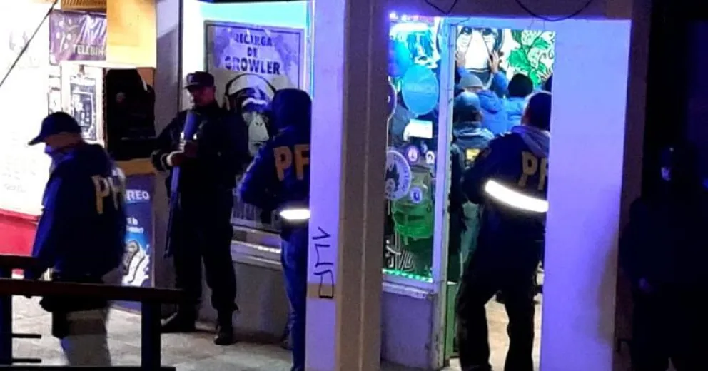 Importante despliegue de la Policía Federal en un comercio de Onelli