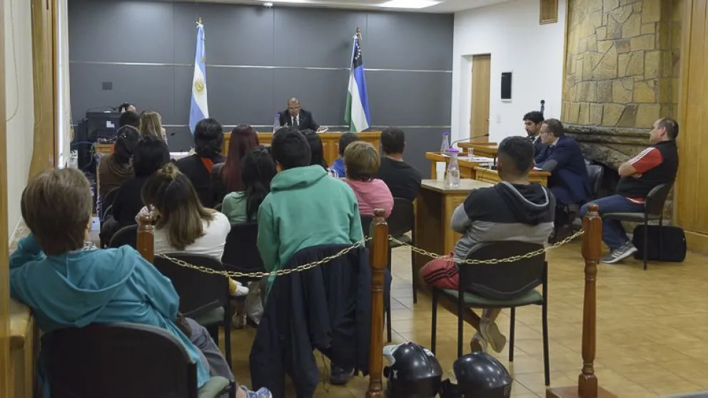 Los imputaron por usurpación y les  dieron 24 horas para abandonar las tomas
