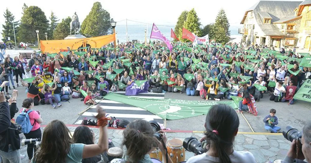 El Centro Cívico se vistió de  verde con el Pañuelazo Federal
