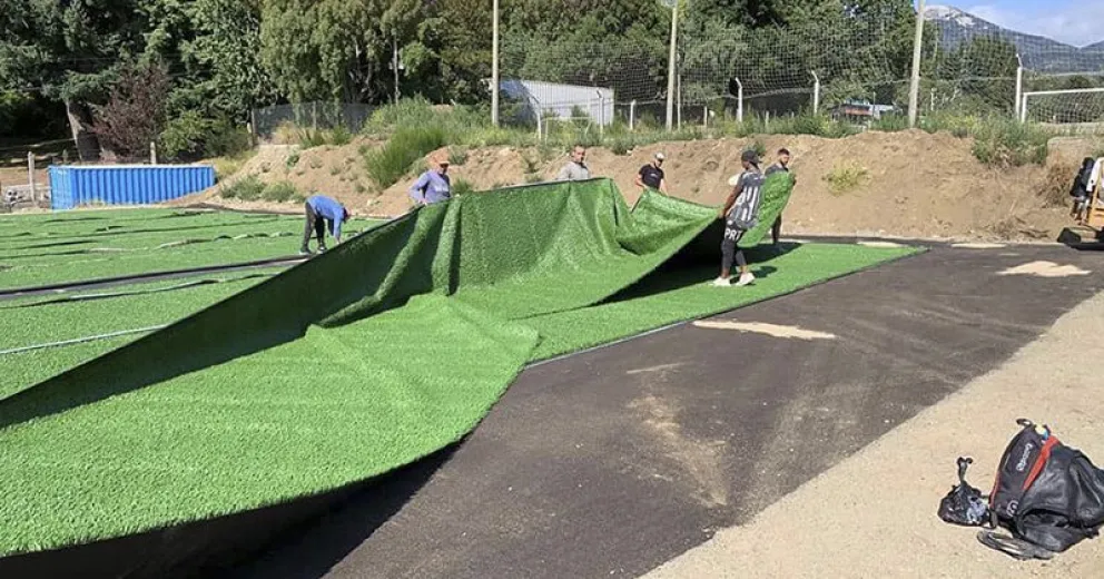 Puerto Moreno sigue creciendo y ya cuenta con cancha auxiliar de césped sintético