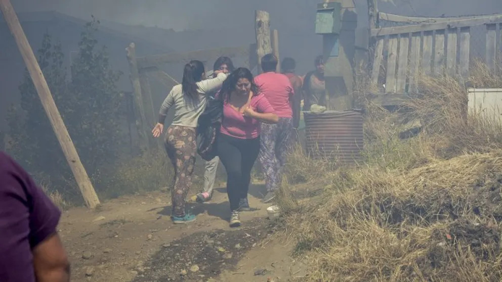 Un incendio de interfase tuvo en vilo al barrio Arrayanes