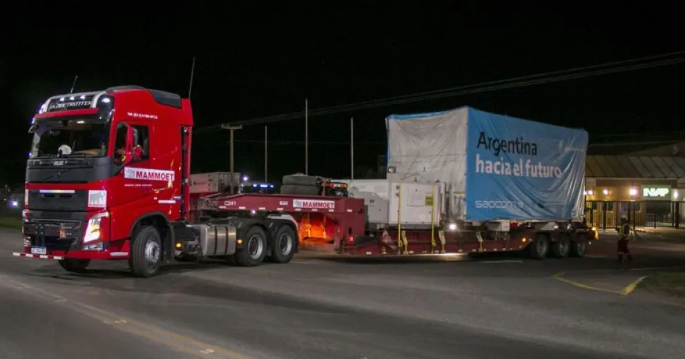 Esta madrugada fue llevado desde INVAP al aeropuerto