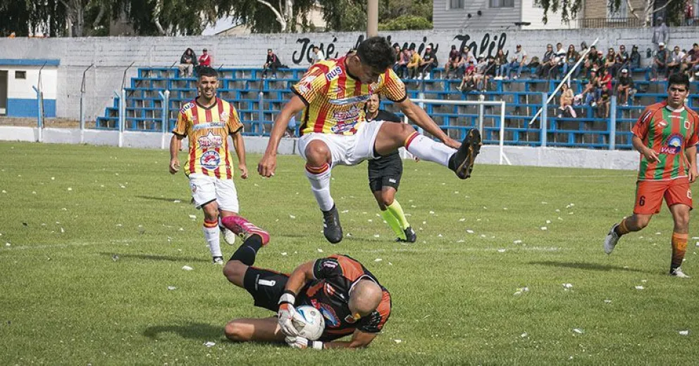 Puerto Moreno y Cruz del Sur juegan un  partido clave en la lucha por la clasificación