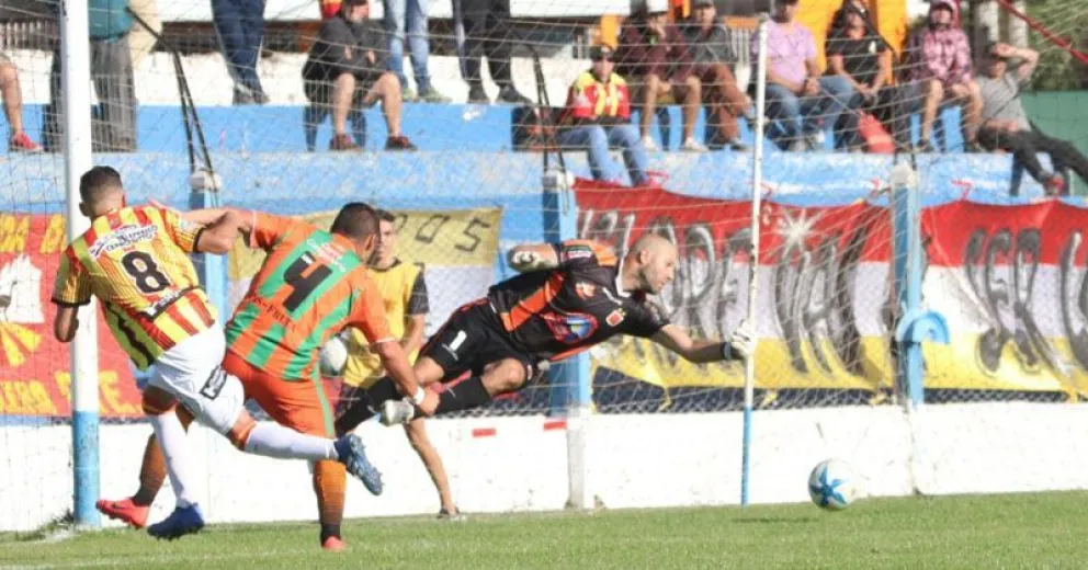 Cruz del Sur le ganó a Puerto Moreno y quedó a un paso de la segunda fase
