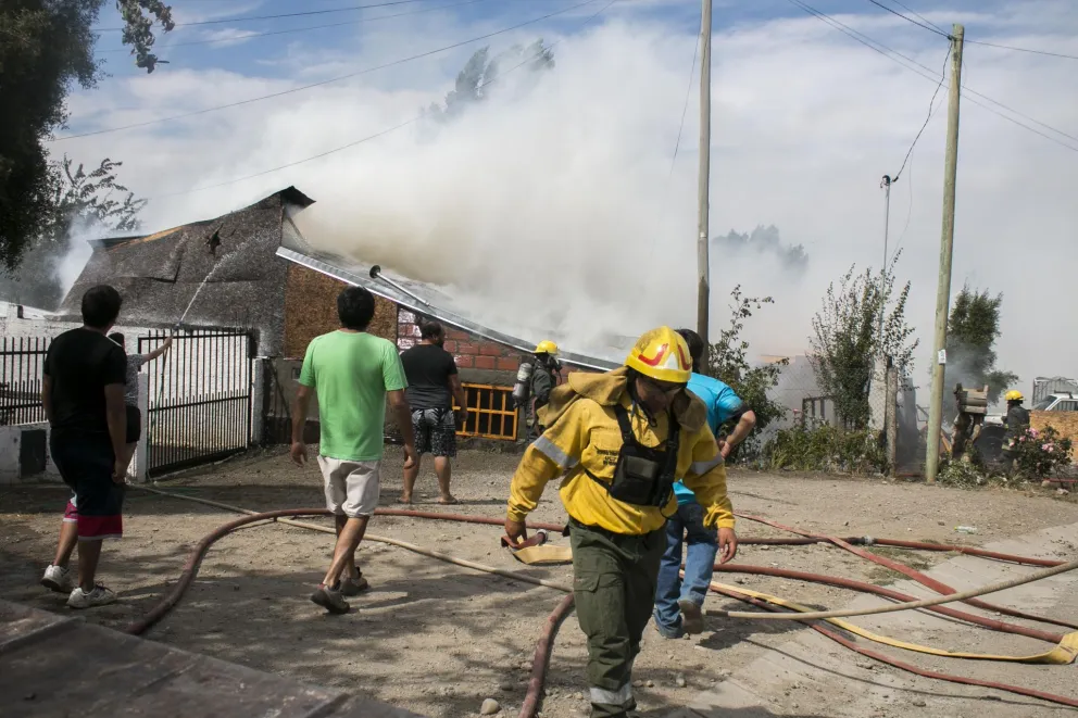 Una familia debió ser asistida tras incendiarse su casa por completo