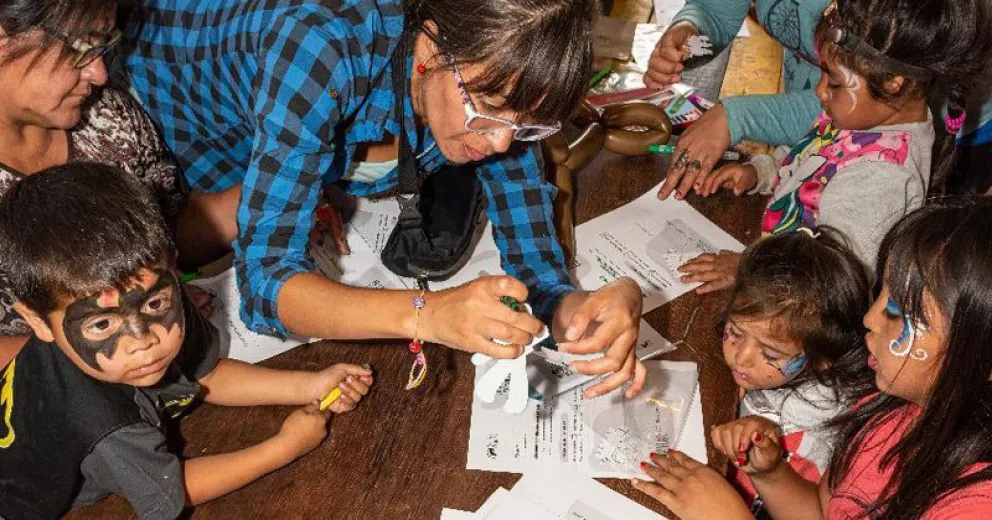 Pequeños Puentes aún debe cubrir el set escolar de 60 nenes y nenas y pide una mano de la comunidad