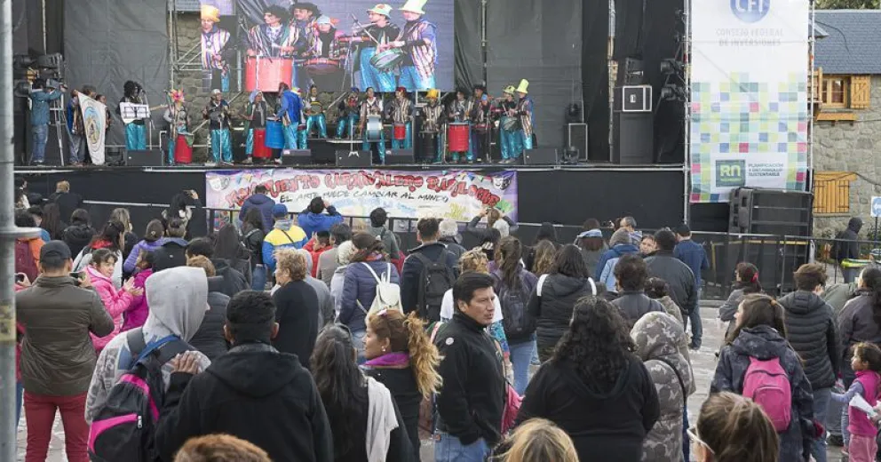 El público continúa acompañando y disfrutando del carnaval