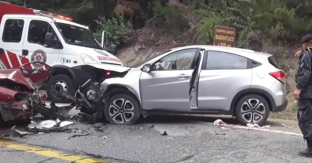 Choque frontal entre dos autos cerca de Villa La Angostura