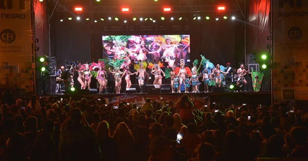 Con un gran desfile por Mitre se despidió el Carnaval Bariloche 2020