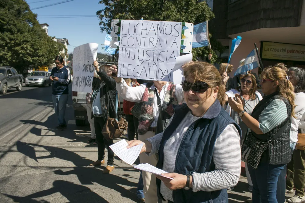 Protesta en Bariloche por aumento  en las jubilaciones y pensiones  que anunció el gobierno nacional
