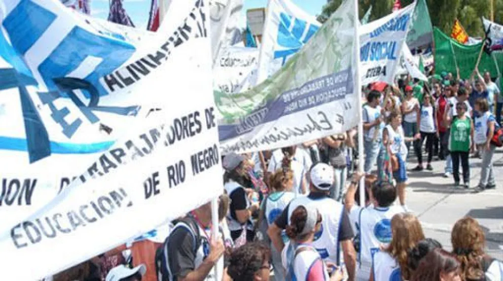 Esta tarde docentes barilochenses evaluarán la propuesta salarial de Provincia