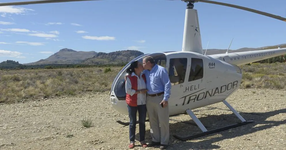 María y Juan volaron en helicóptero y reafirmaron su “amor de alto vuelo”