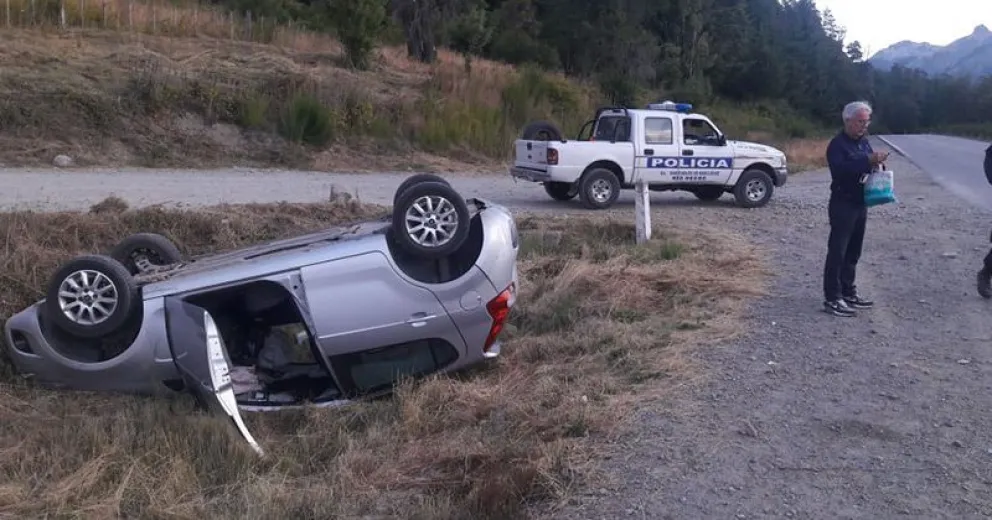Conductor perdió el control en Mascardi y volcó