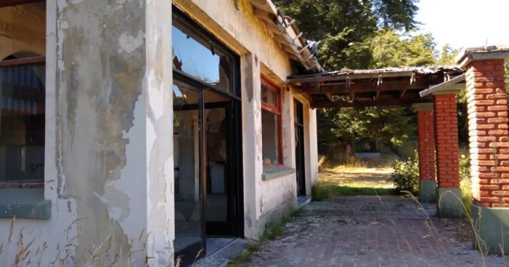 Destrozos en el edificio que ocupaba Prefectura en la isla Huemul