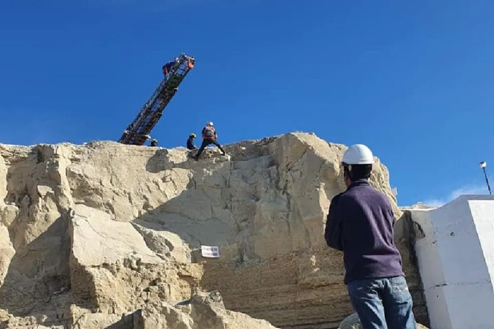 Se realizan desmoronamientos controlados del acantilado en Las Grutas