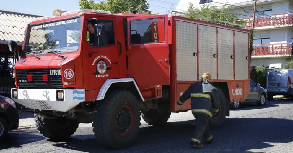 Una chispa de un asado prendió un cerco vivo