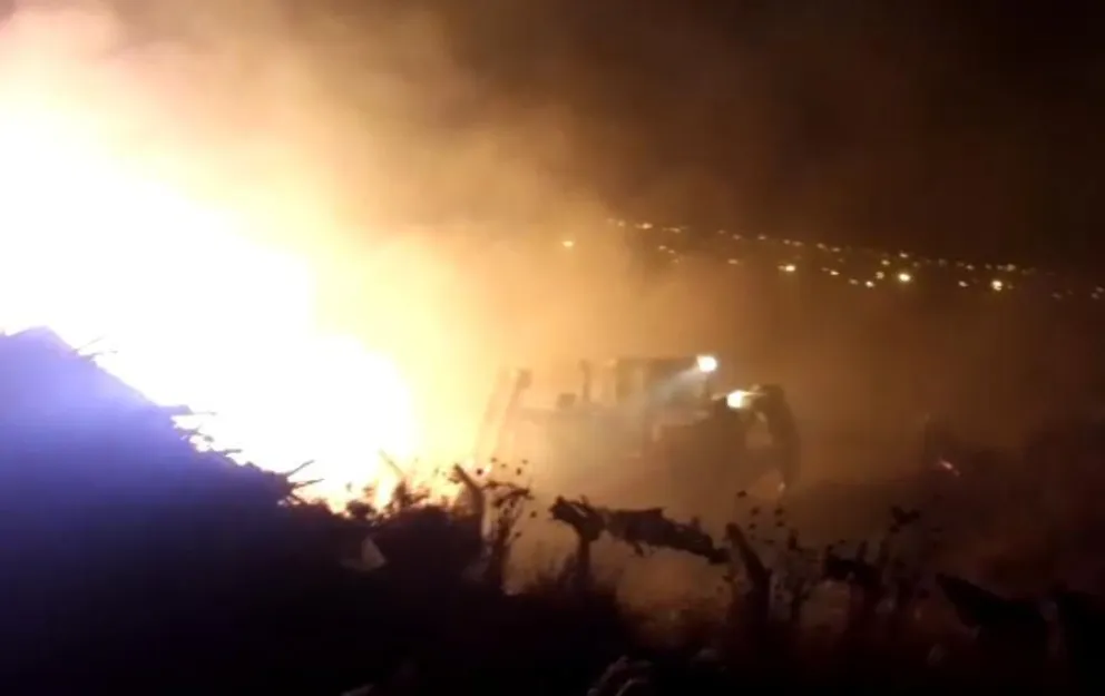 Intenso trabajo en incendio de residuos forestales en el Vertedero