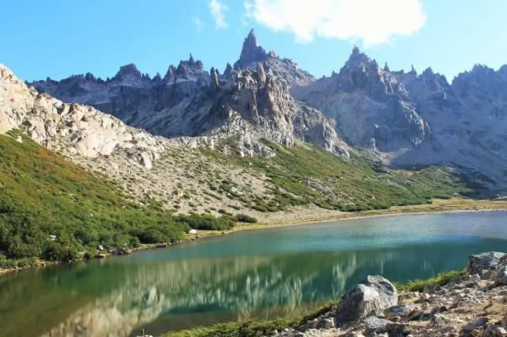 Investigadoras buscan apoyo para proteger un mallín cercano al refugio Frey