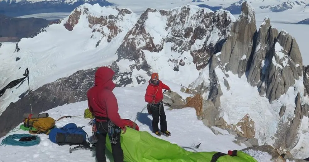 El primer argentino en saltar en parapente desde el monte Fitz Roy es barilochense