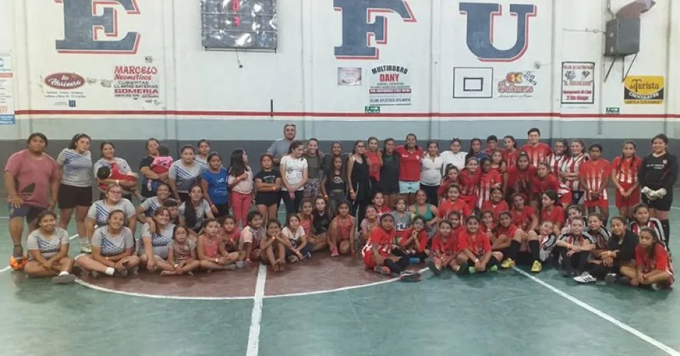 Las Pinchitas invitaron a escuelas de Pilcaniyeu y Comallo a un divertido encuentro de futsal