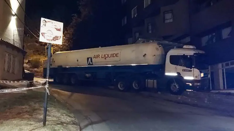 Un camión cisterna casi termina dentro de un hotel de calle Salta