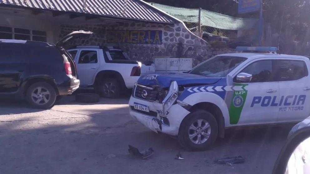 Camioneta policial embistió  desde atrás a un vehículo que estaba parado para doblar