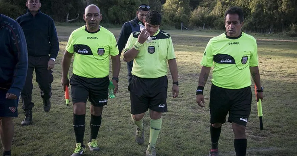 Un arbitro fue agredido en un partido de la "B"