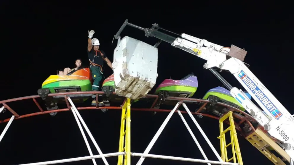 Niños y niñas permanecieron cerca de una hora en una montaña rusa atascada