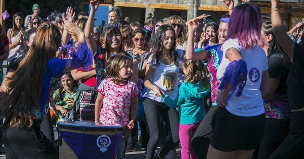 Desplegaron actividades artísticas y convocan a marchar “para visibilizar las desigualdades”