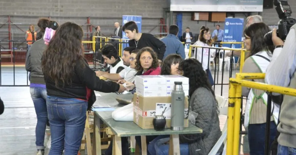 Comenzó en Bariloche la entrega de las tarjetas AlimentAR