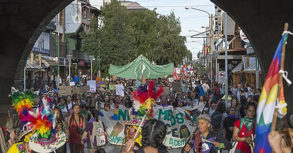 Mujeres trabajadoras de Bariloche, pararon y marcharon por calles de la ciudad