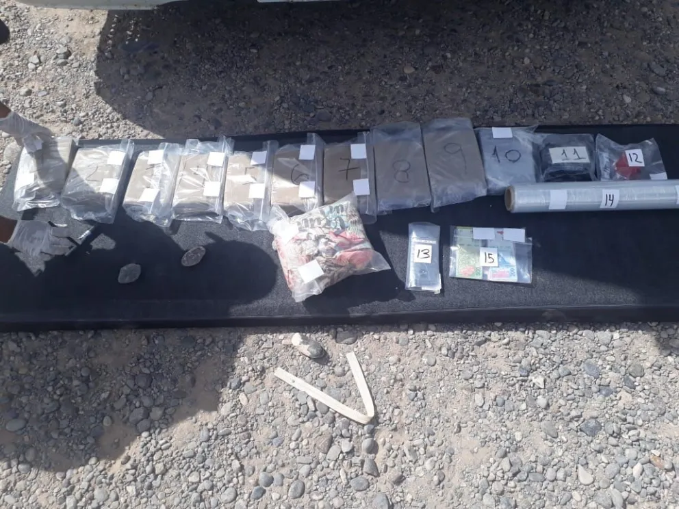 Desarticulan banda dedicada a la  venta de drogas: secuestran  cocaína, marihuana, armas y dinero