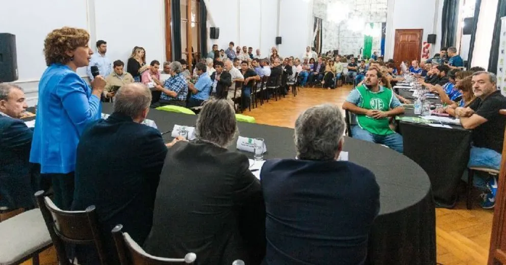 Arabela encabezó el primer encuentro institucional con todas las centrales gremiales