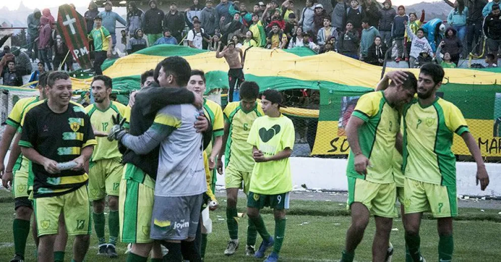 Arco Iris le ganó el clásico a Puerto  Moreno y se trepó a la punta