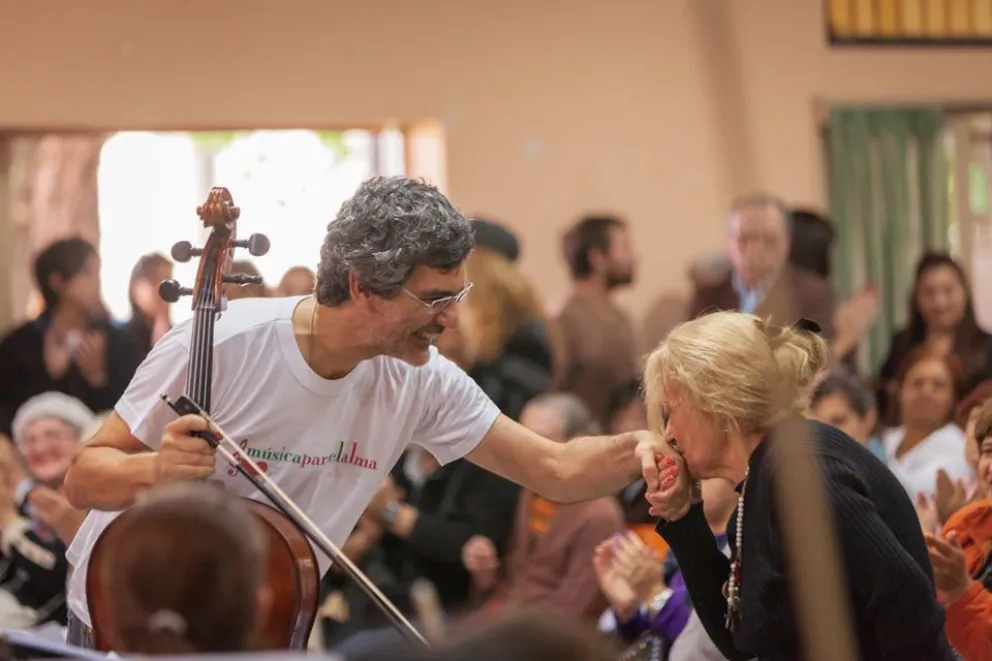 La historia de la flautista que inspiró la creación de una orquesta que alegra hospitales y geriátricos