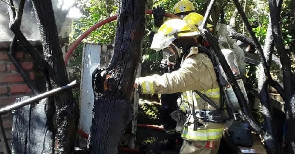 Susto en una vivienda por incendio en el cerco vivo