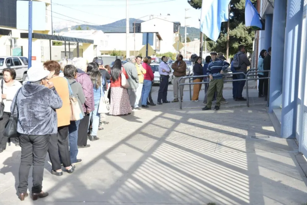 Largas colas en los bancos y entidades públicas