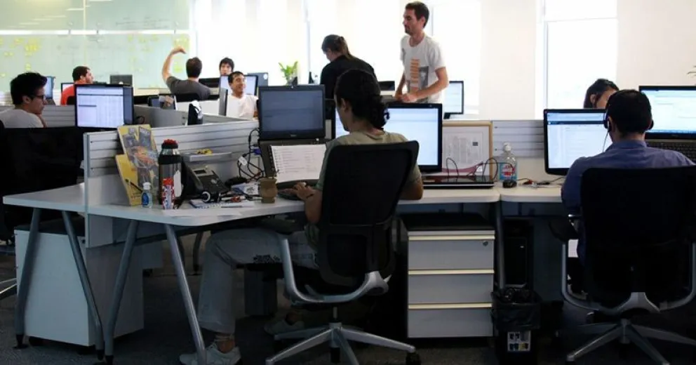Los detalles de cómo se aplicarán las licencias de trabajo en el sector público y privado